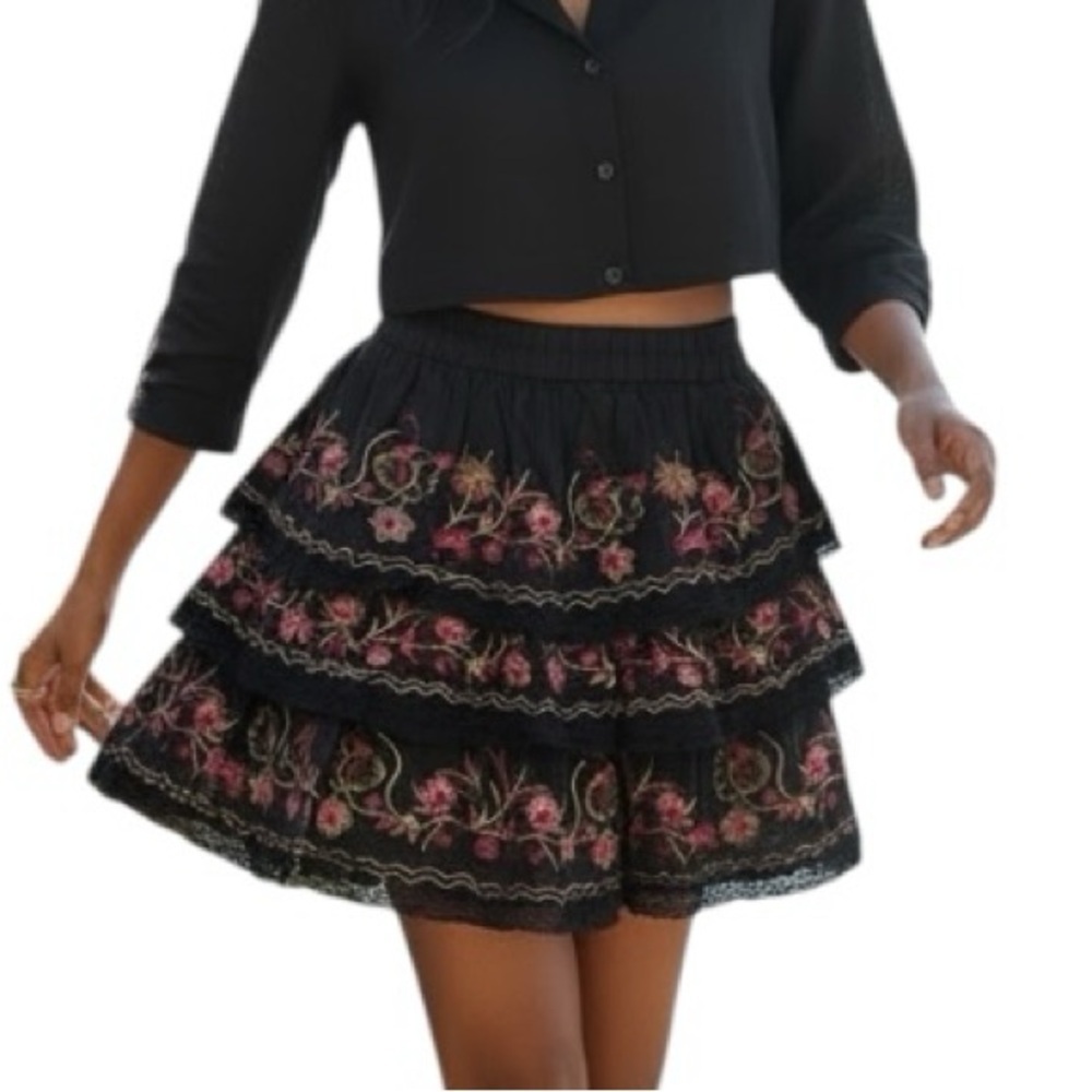 VICI Medium Black Trail Of Flowers Tiered Embroidered Lace Mini Skirt